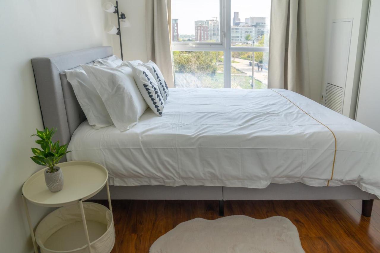 Large 2 Bedrooms Besides Cn Tower Apartment Toronto