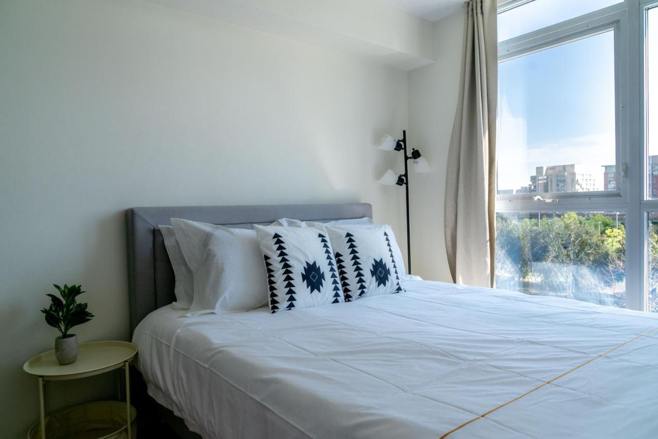 Large 2 Bedrooms Besides Cn Tower Apartment *