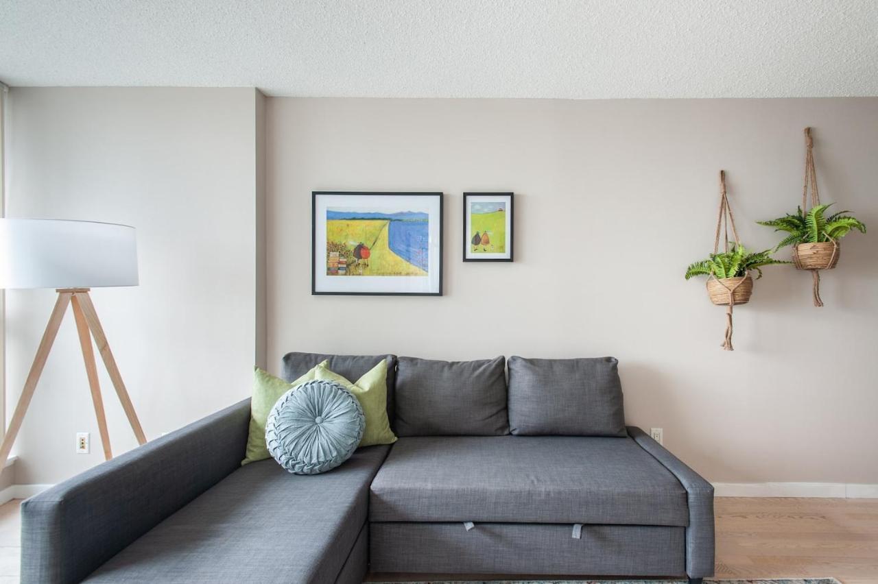 Right By The Lake Downtown Condo, 1 Bedroom, 1 Free Parking Homestay *