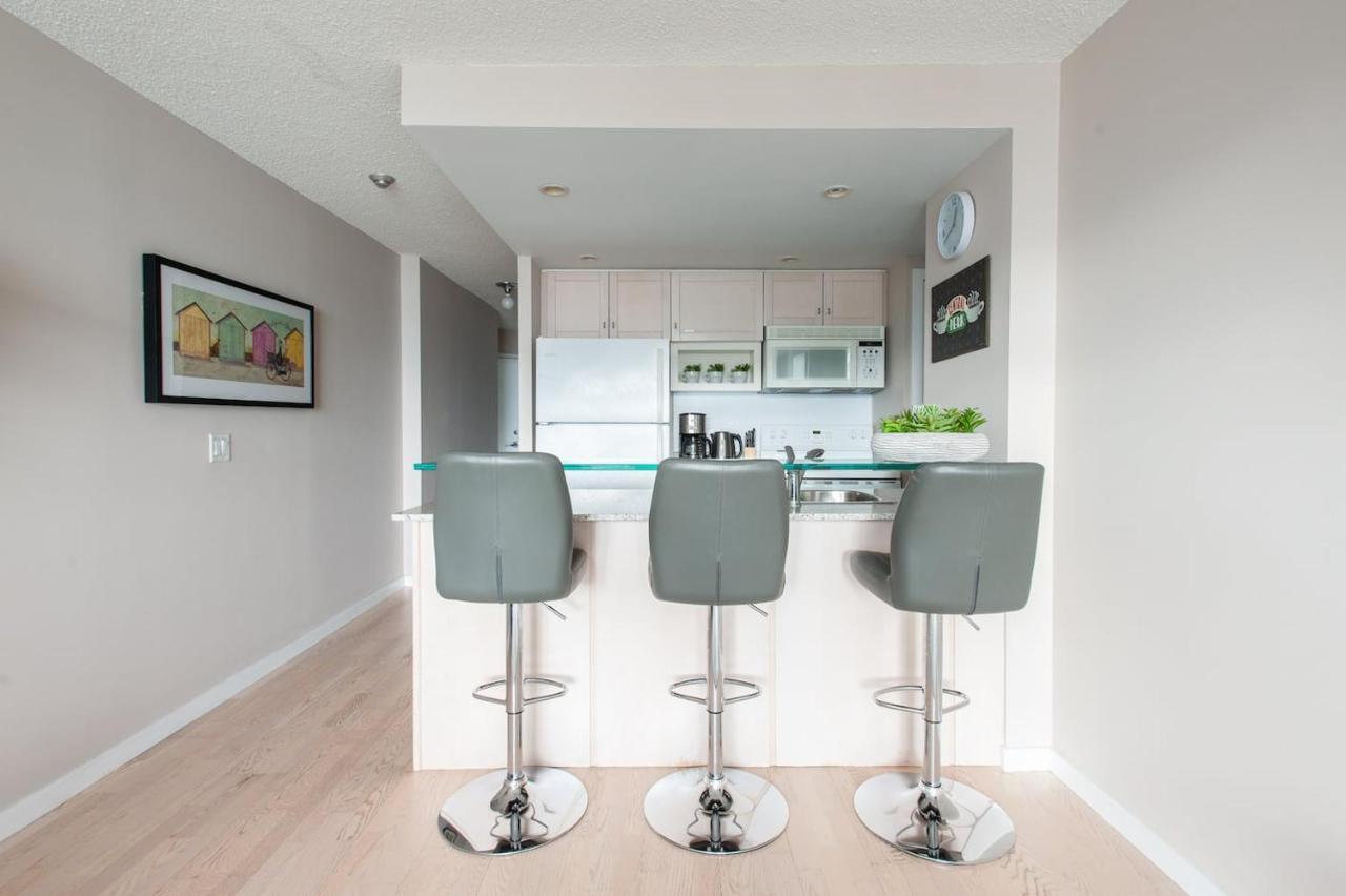 Right By The Lake Downtown Condo, 1 Bedroom, 1 Free Parking Homestay Toronto