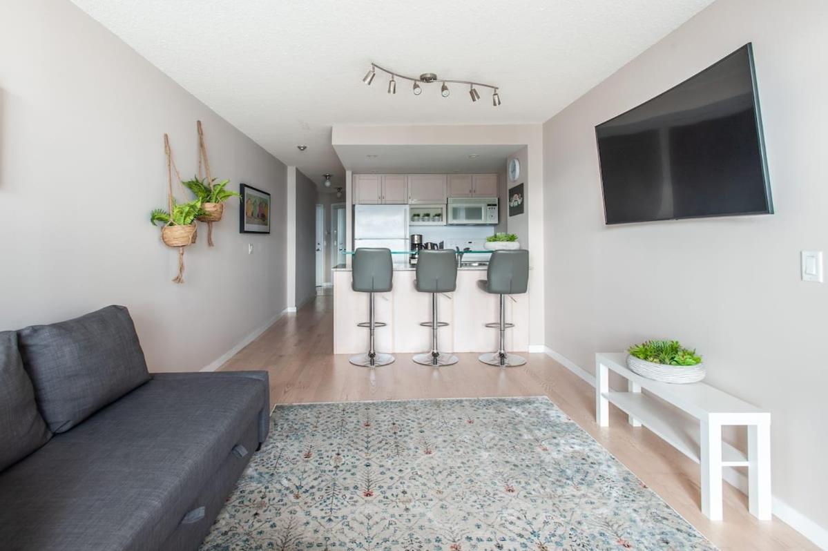 Homestay Right By The Lake Downtown Condo, 1 Bedroom, 1 Free Parking Toronto