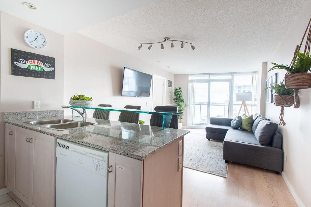 Homestay Right By The Lake Downtown Condo, 1 Bedroom, 1 Free Parking Toronto