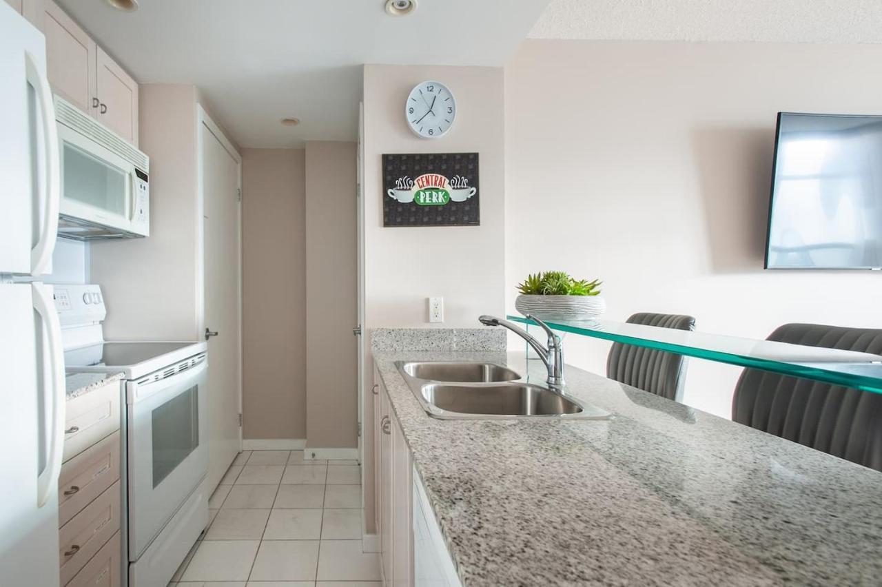 Right By The Lake Downtown Condo, 1 Bedroom, 1 Free Parking Homestay