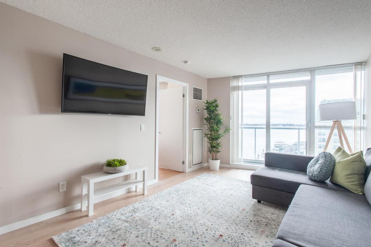 Right By The Lake Downtown Condo, 1 Bedroom, 1 Free Parking Homestay *