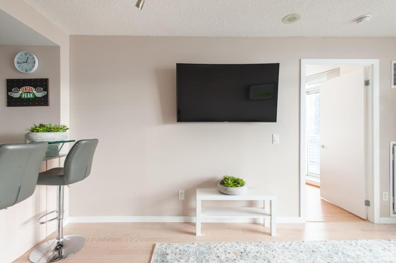 Right By The Lake Downtown Condo, 1 Bedroom, 1 Free Parking Homestay Toronto