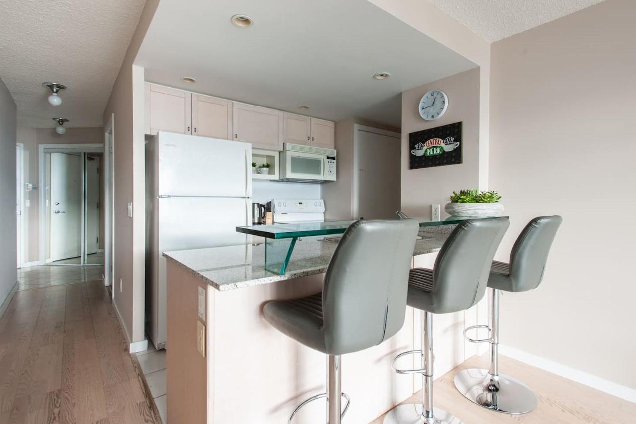 Right By The Lake Downtown Condo, 1 Bedroom, 1 Free Parking Toronto