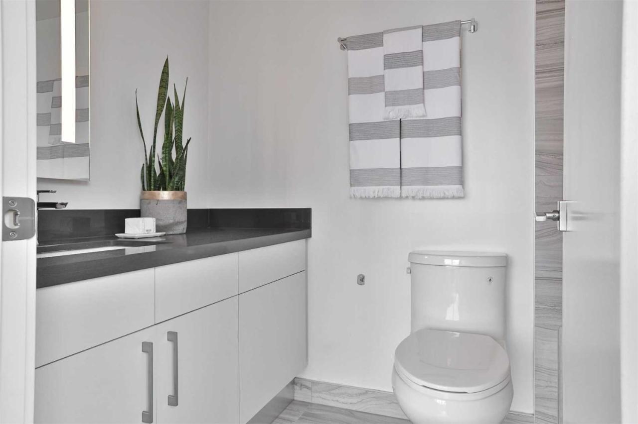 2 Bedroom Den Apartment *