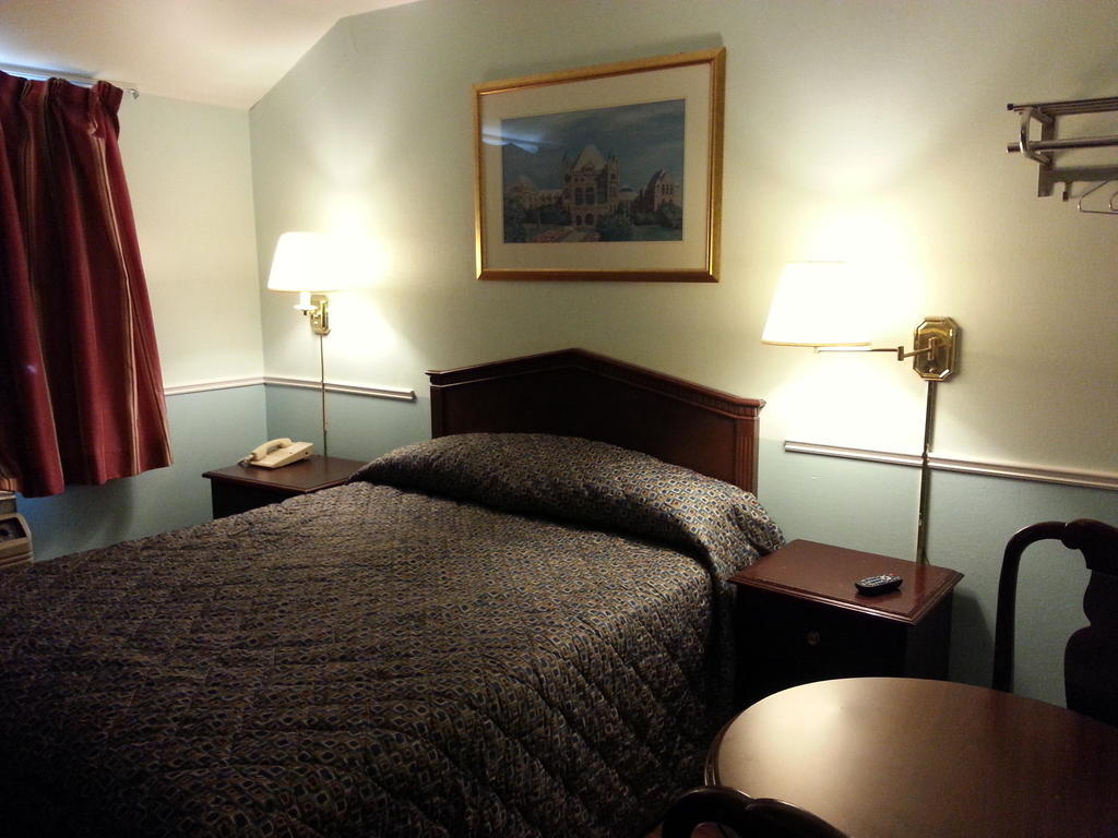 Queensway Motel Toronto