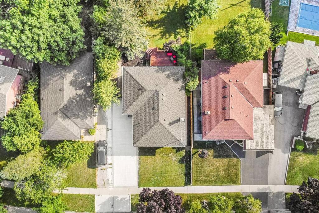 Luxury In With Walkout Patio And Free Parking Villa Toronto