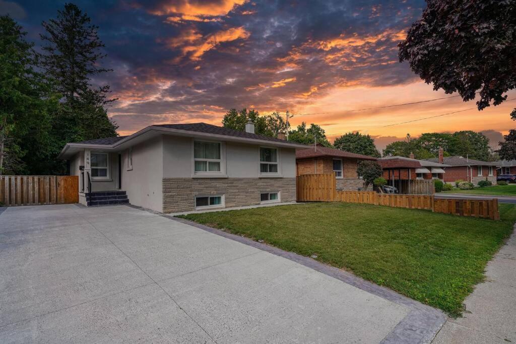 Villa Luxury In With Walkout Patio And Free Parking Toronto