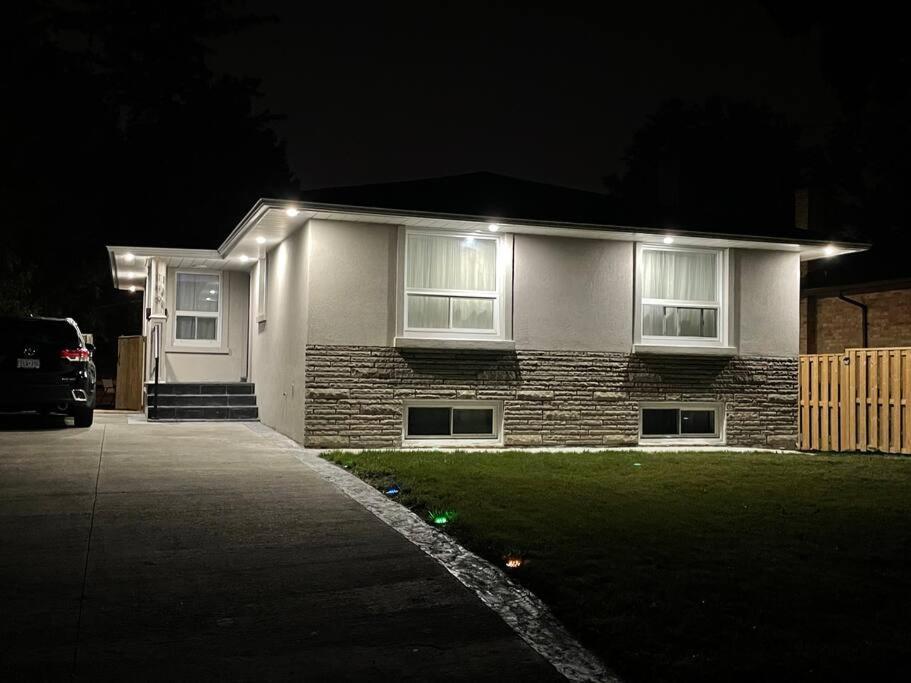 Luxury In With Walkout Patio And Free Parking Villa *