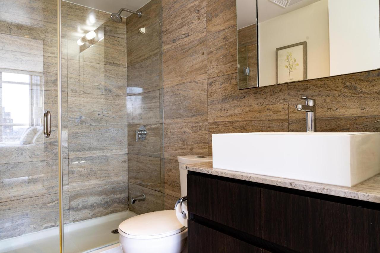 Large 2 Bedrooms Besides Cn Tower