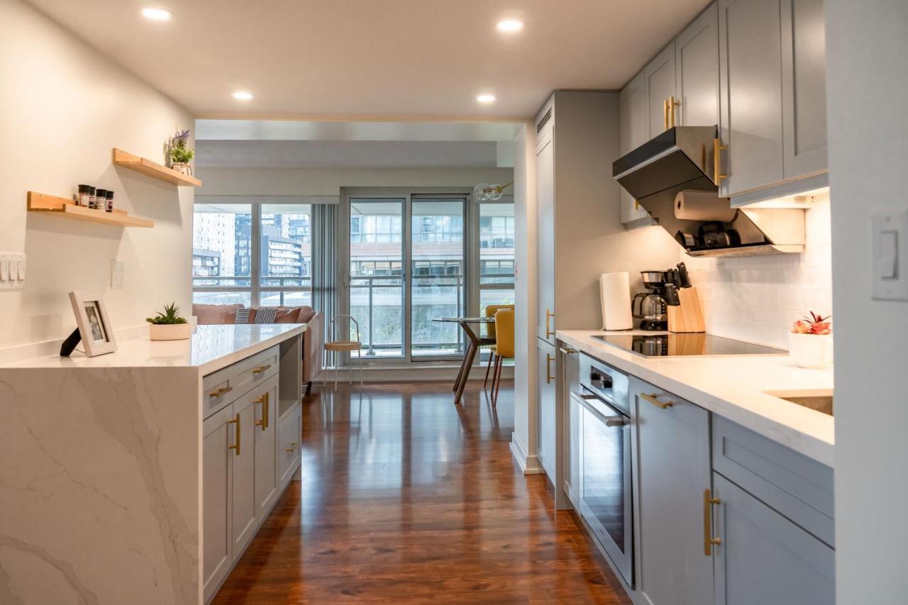 Large 2 Bedrooms Besides Cn Tower *