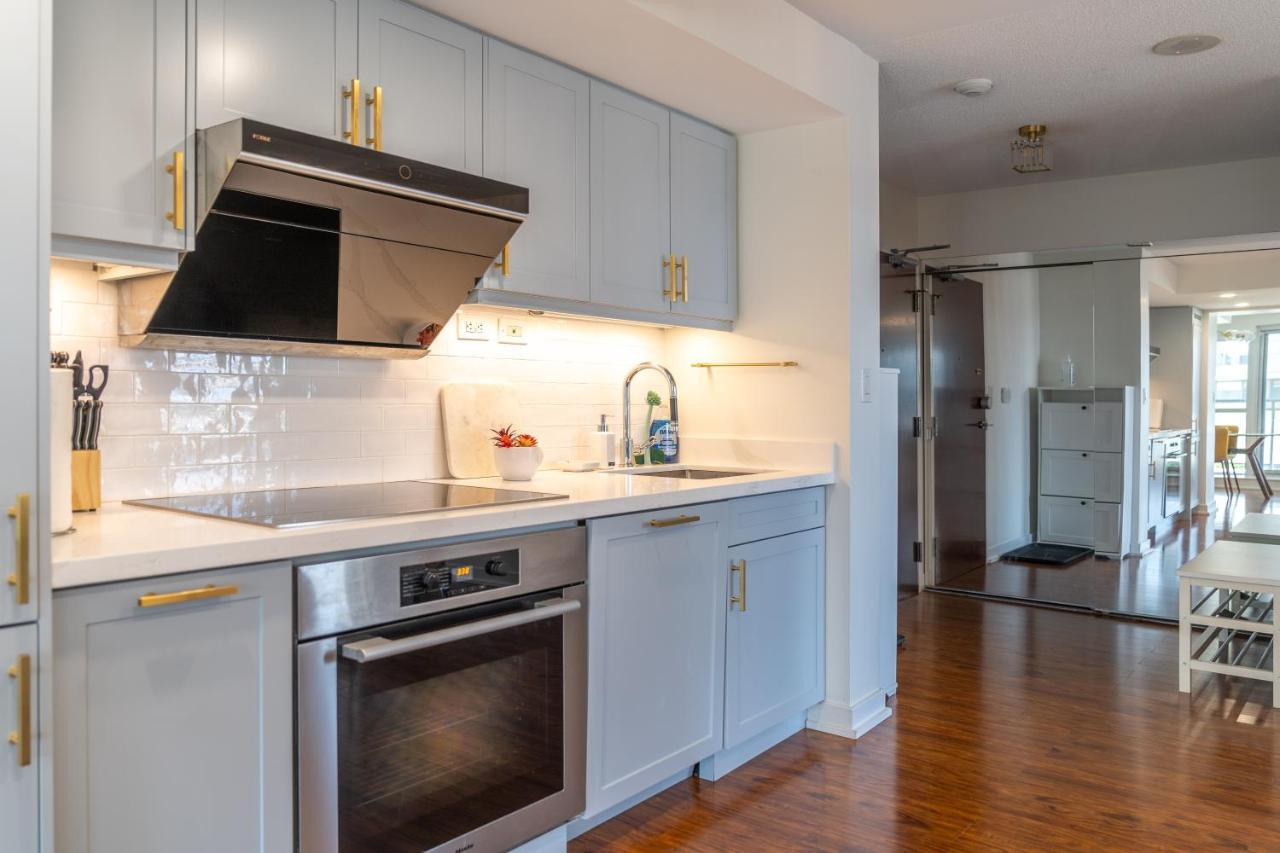 Large 2 Bedrooms Besides Cn Tower
