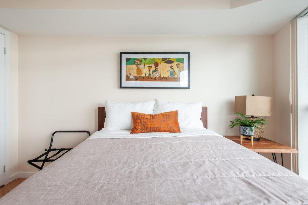 Right By The Lake Downtown Condo, 1 Bedroom, 1 Free Parking *