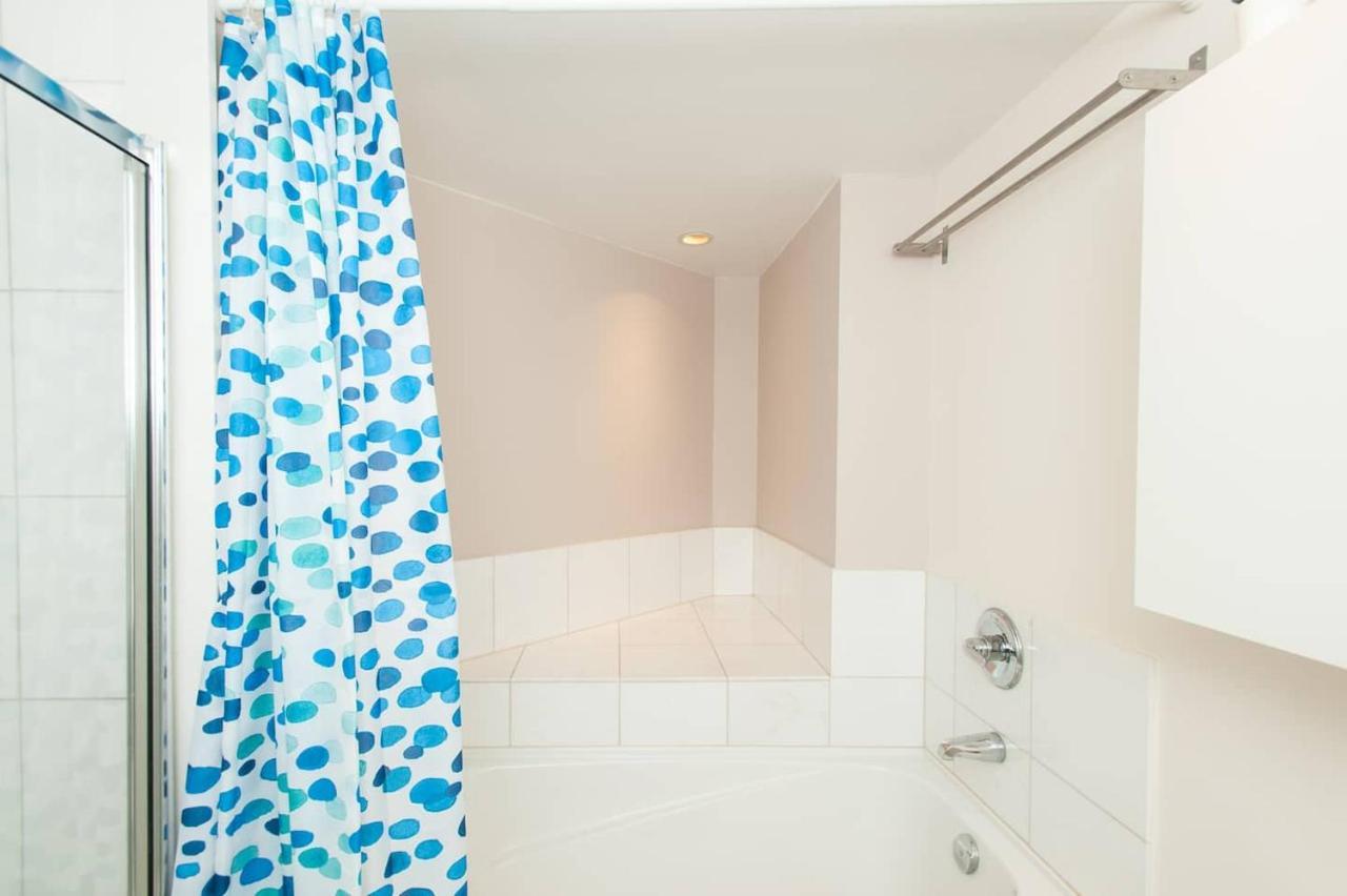 Right By The Lake Downtown Condo, 1 Bedroom, 1 Free Parking Homestay *