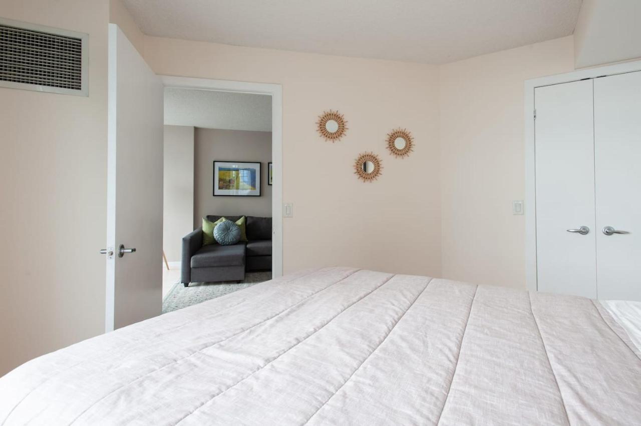 Right By The Lake Downtown Condo, 1 Bedroom, 1 Free Parking Homestay Toronto