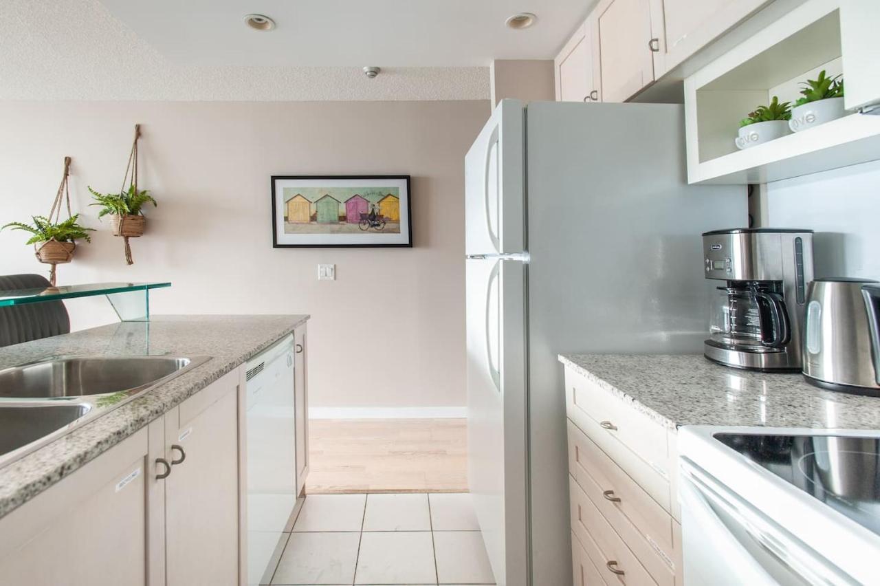 Right By The Lake Downtown Condo, 1 Bedroom, 1 Free Parking Homestay