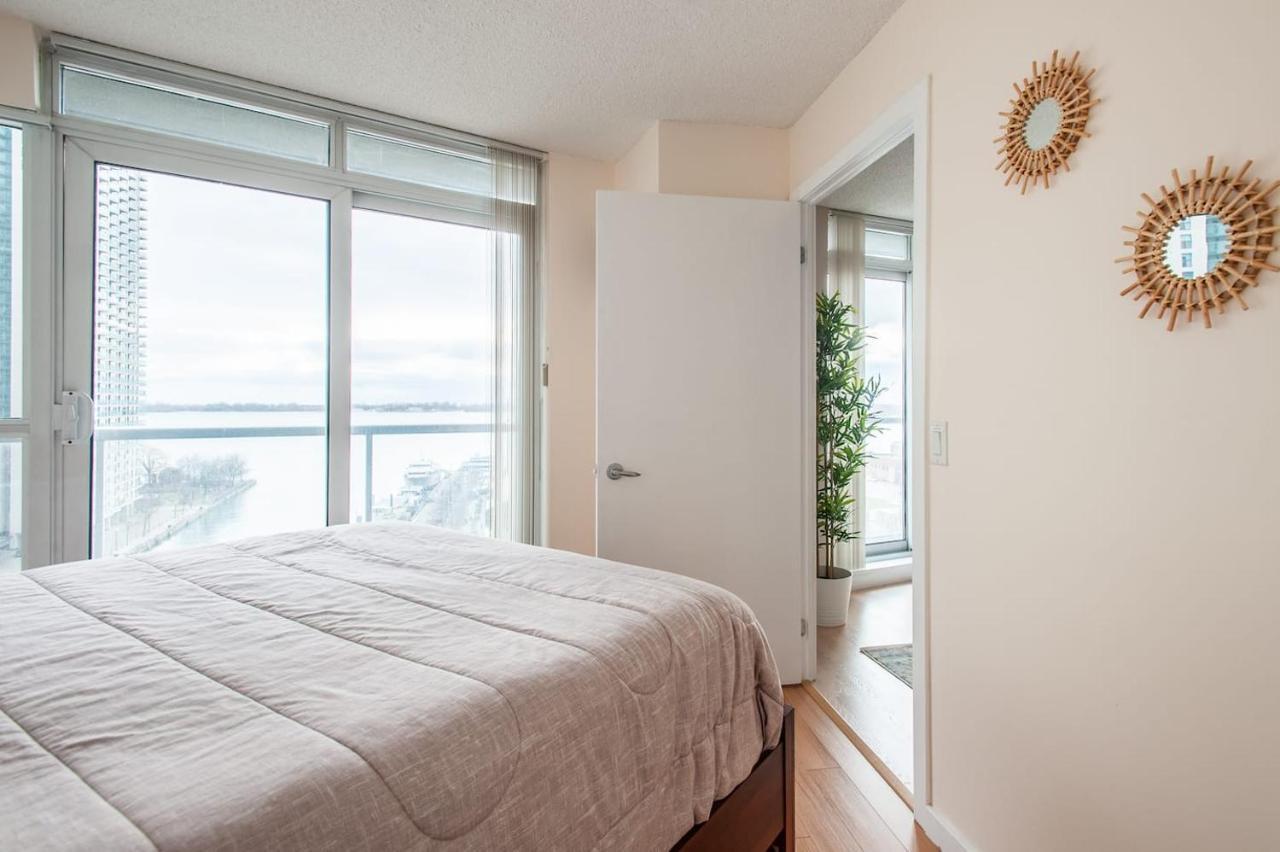 Right By The Lake Downtown Condo, 1 Bedroom, 1 Free Parking *
