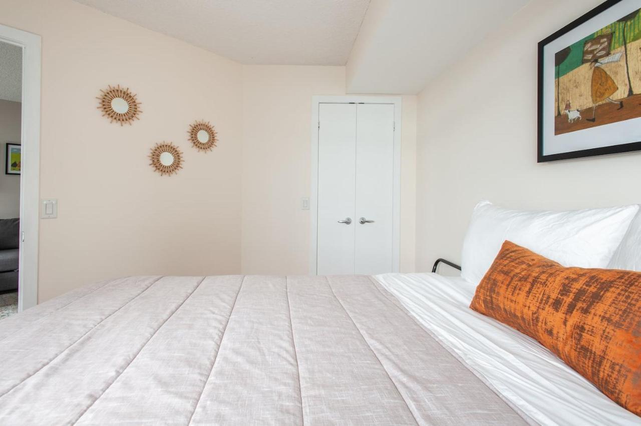 Right By The Lake Downtown Condo, 1 Bedroom, 1 Free Parking Homestay Toronto