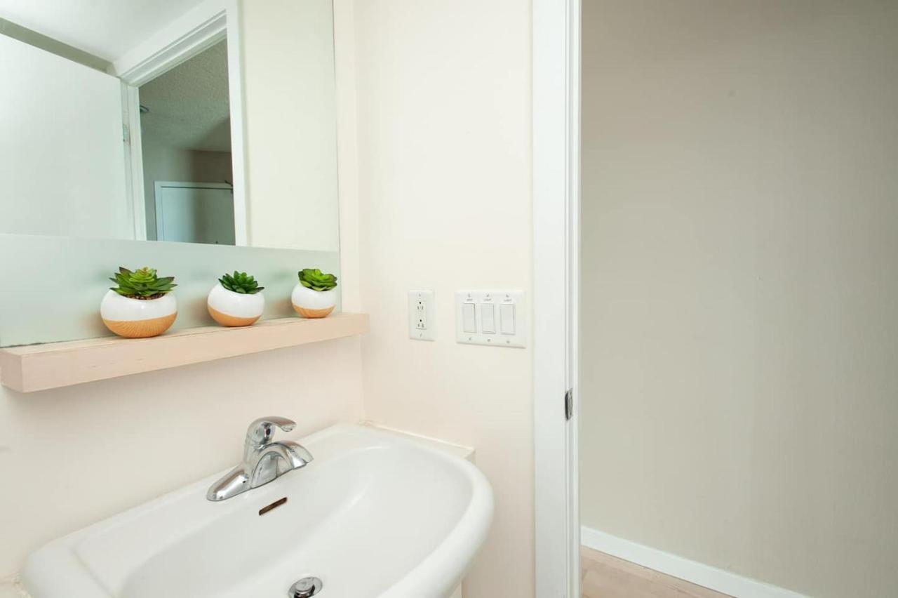 Homestay Right By The Lake Downtown Condo, 1 Bedroom, 1 Free Parking *