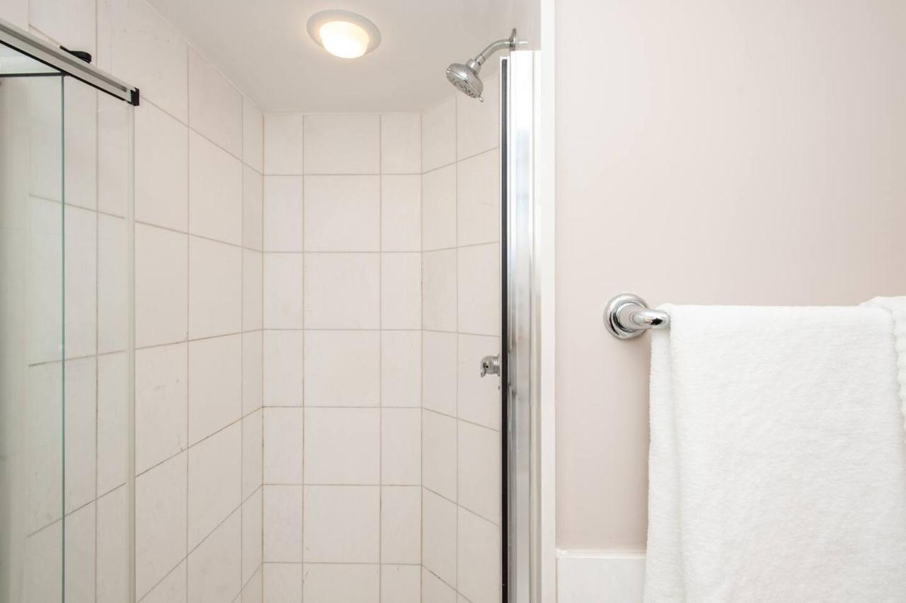Homestay Right By The Lake Downtown Condo, 1 Bedroom, 1 Free Parking Toronto