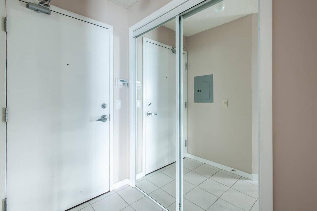 Right By The Lake Downtown Condo, 1 Bedroom, 1 Free Parking Toronto
