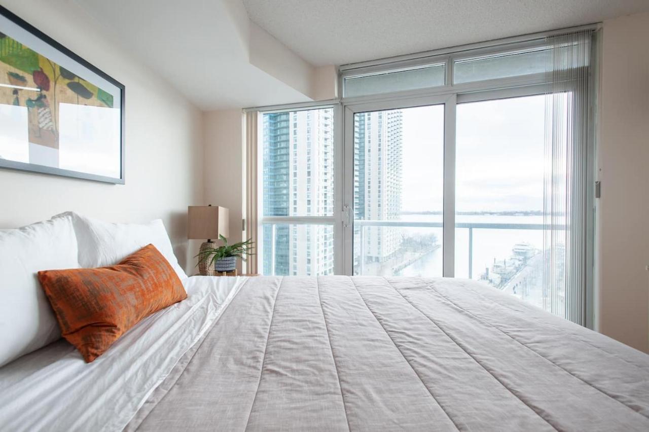 Right By The Lake Downtown Condo, 1 Bedroom, 1 Free Parking *