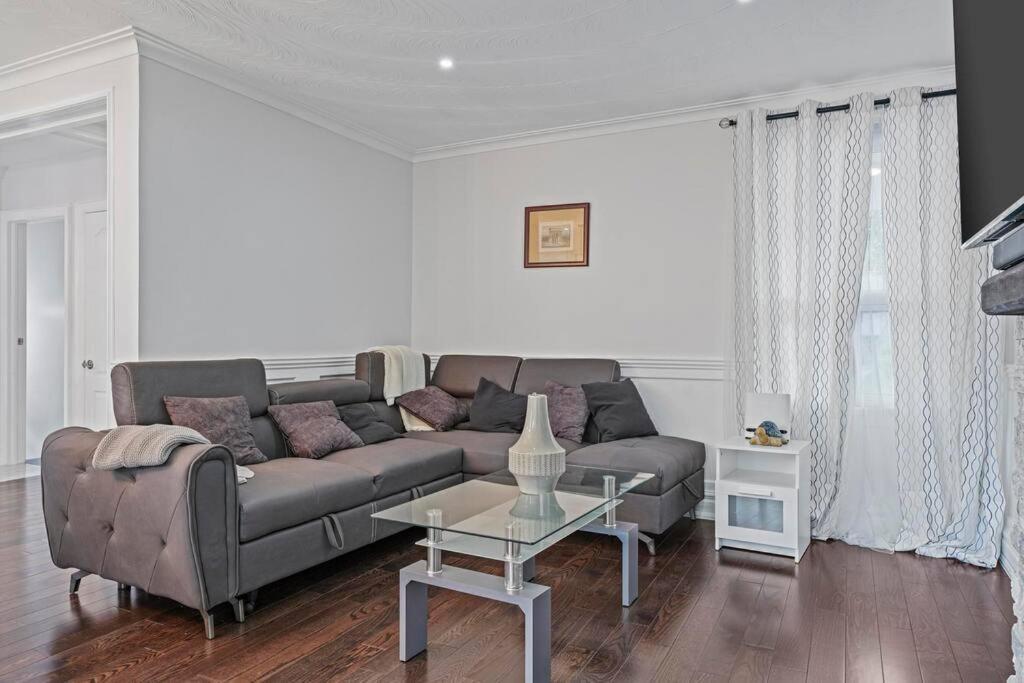 Villa Luxury In With Walkout Patio And Free Parking *