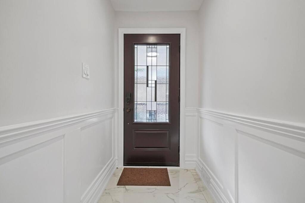 Luxury In With Walkout Patio And Free Parking *