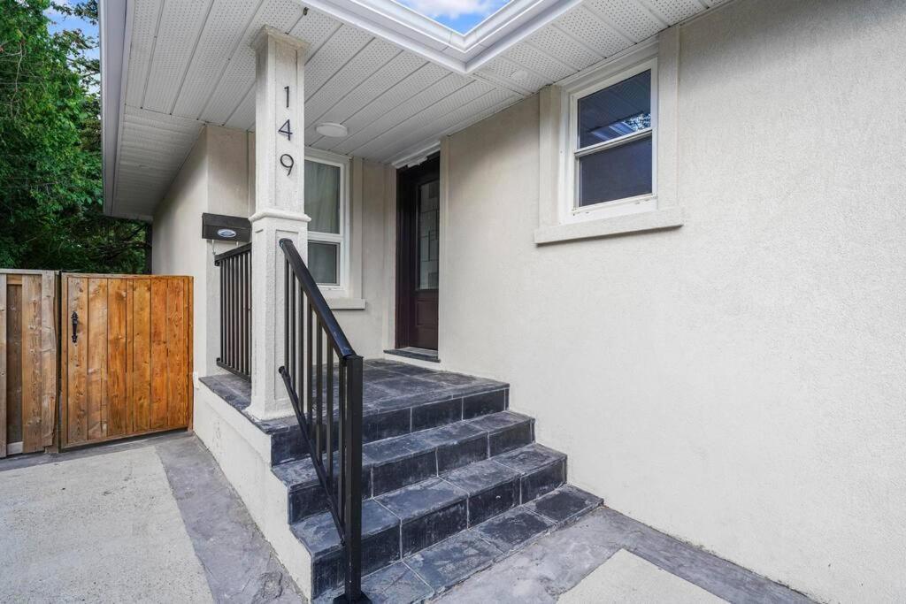 Luxury In With Walkout Patio And Free Parking *