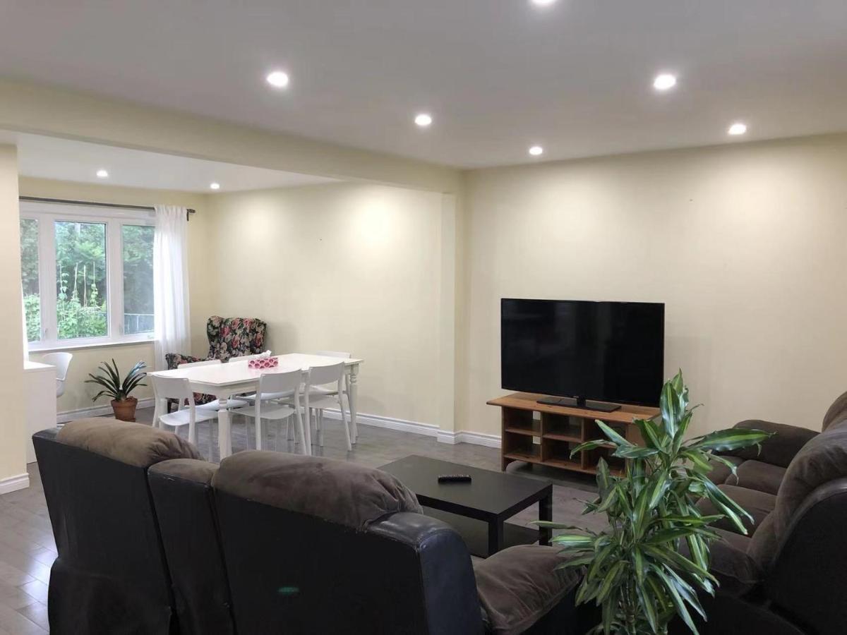 Guest house Cozy 3 Bungalow In Midtown Toronto