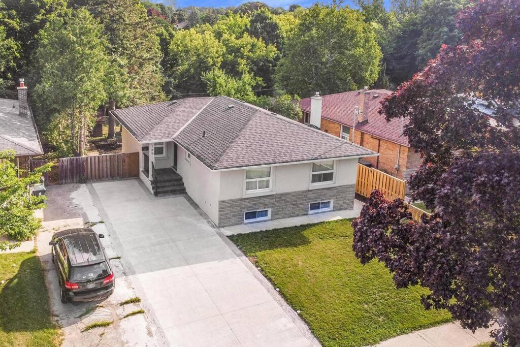 Luxury In With Walkout Patio And Free Parking Villa Toronto