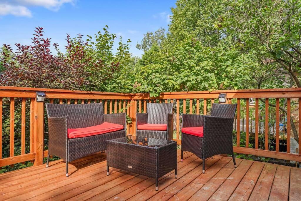 Luxury In With Walkout Patio And Free Parking Villa Toronto