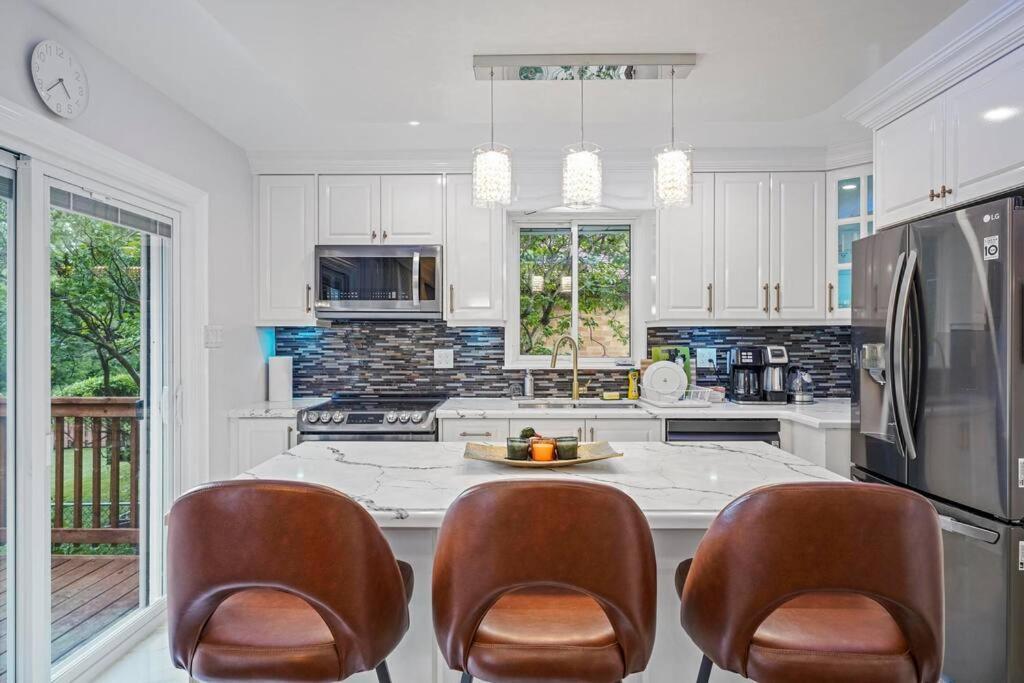 Luxury In With Walkout Patio And Free Parking Toronto