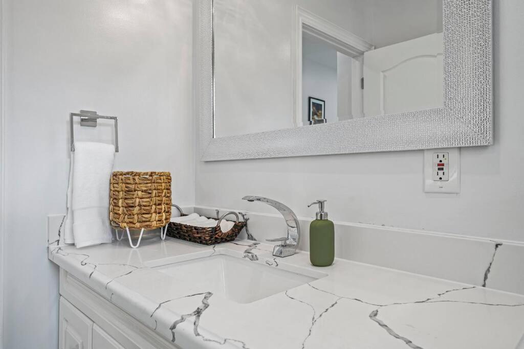 Luxury In With Walkout Patio And Free Parking Villa *