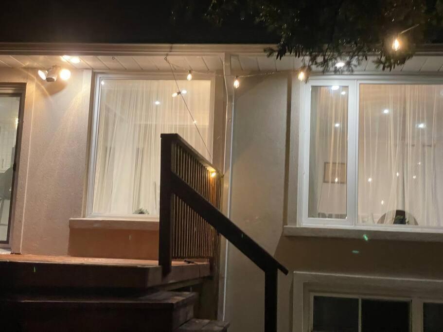 Luxury In With Walkout Patio And Free Parking Villa