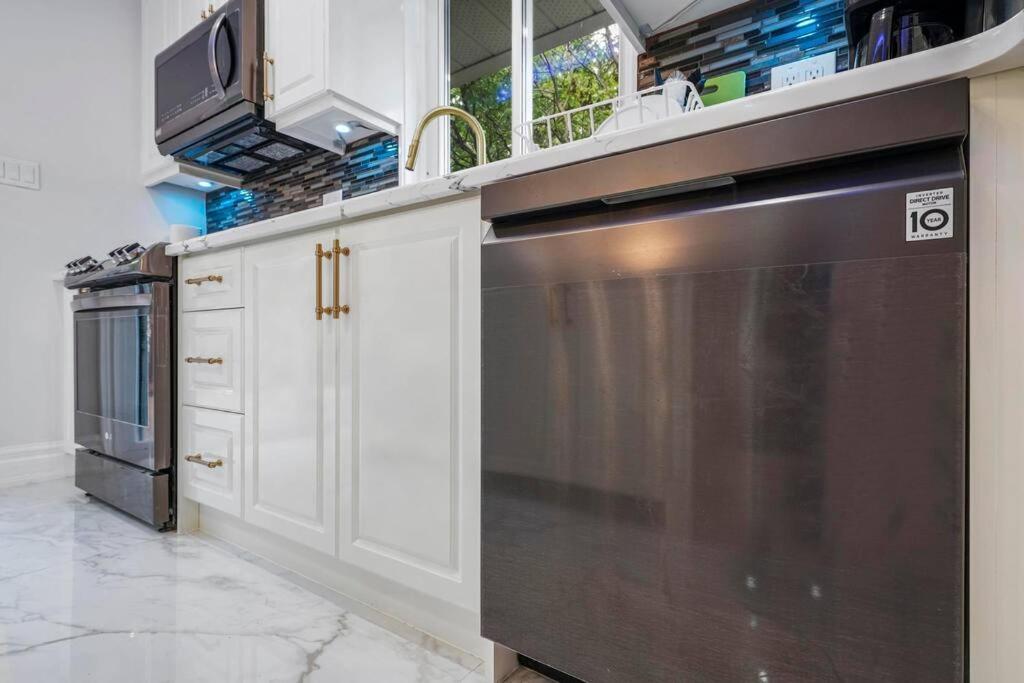 Luxury In With Walkout Patio And Free Parking * Toronto