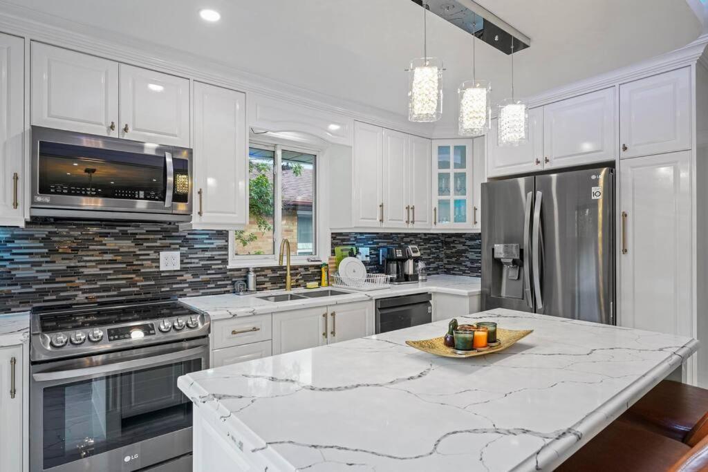 Luxury In With Walkout Patio And Free Parking Villa *