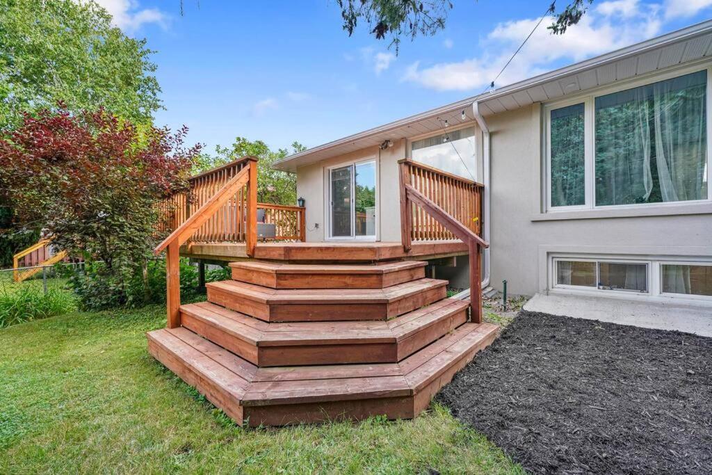 Luxury In With Walkout Patio And Free Parking Toronto