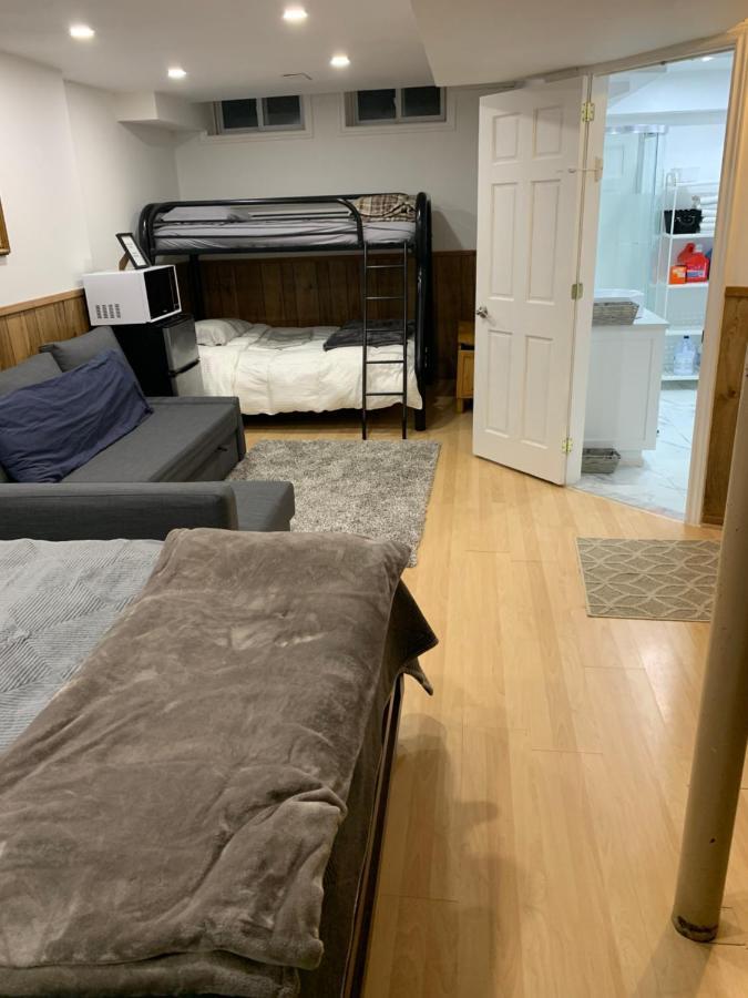 Guest house Big Oasis Studio Near Airport Yyz