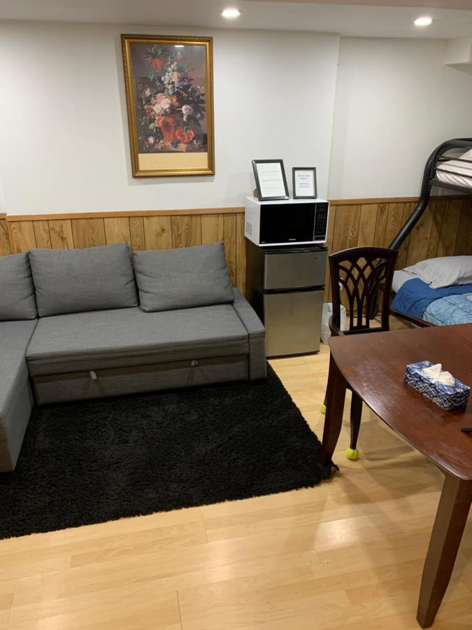 Big Oasis Studio Near Airport Yyz Guest house Toronto
