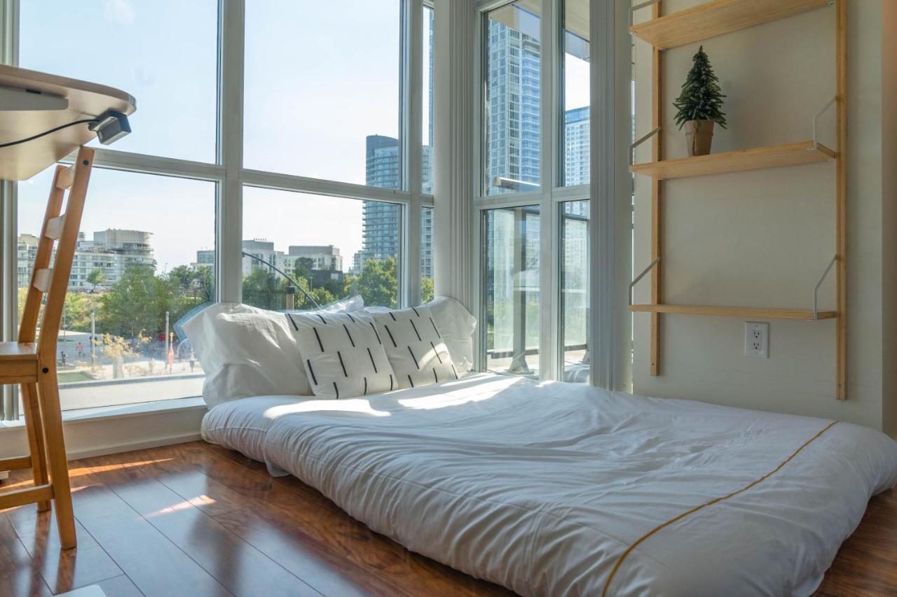 Large 2 Bedrooms Besides Cn Tower Apartment