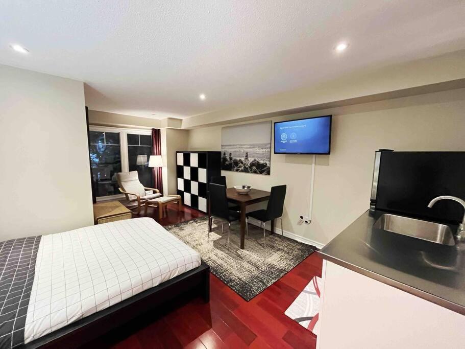 Beach Studio With Private Detached Bathroom Apartment Toronto