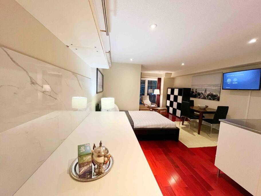 Beach Studio With Private Detached Bathroom Apartment Toronto