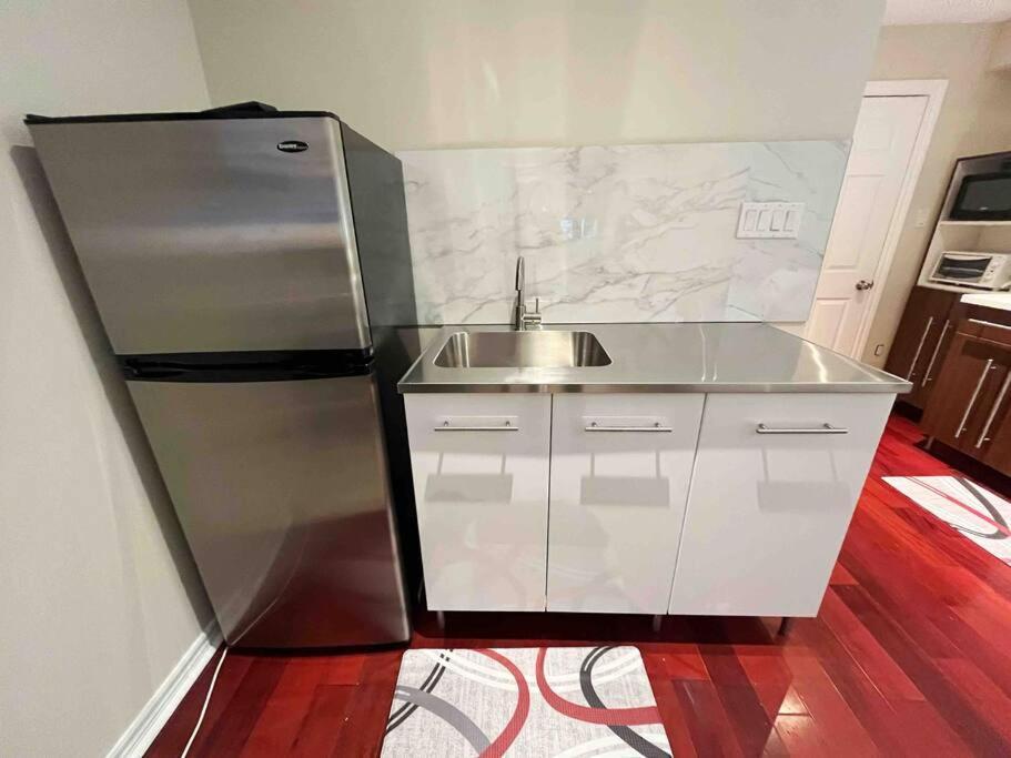 Beach Studio With Private Detached Bathroom Toronto
