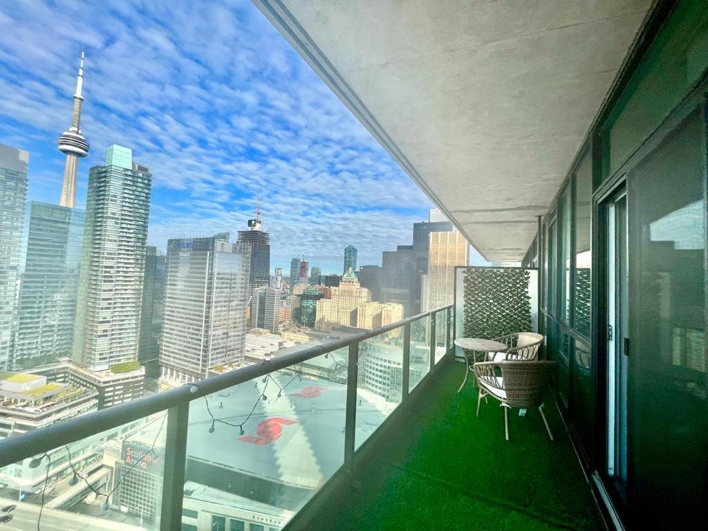 Breathtaking Cn Tower & Lakeview In Heart Of Dt Apartment