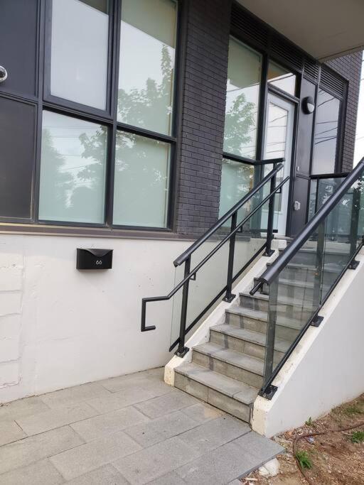 Midtown 4 Bedroom Free Wi-fi And Parking Apartment Toronto