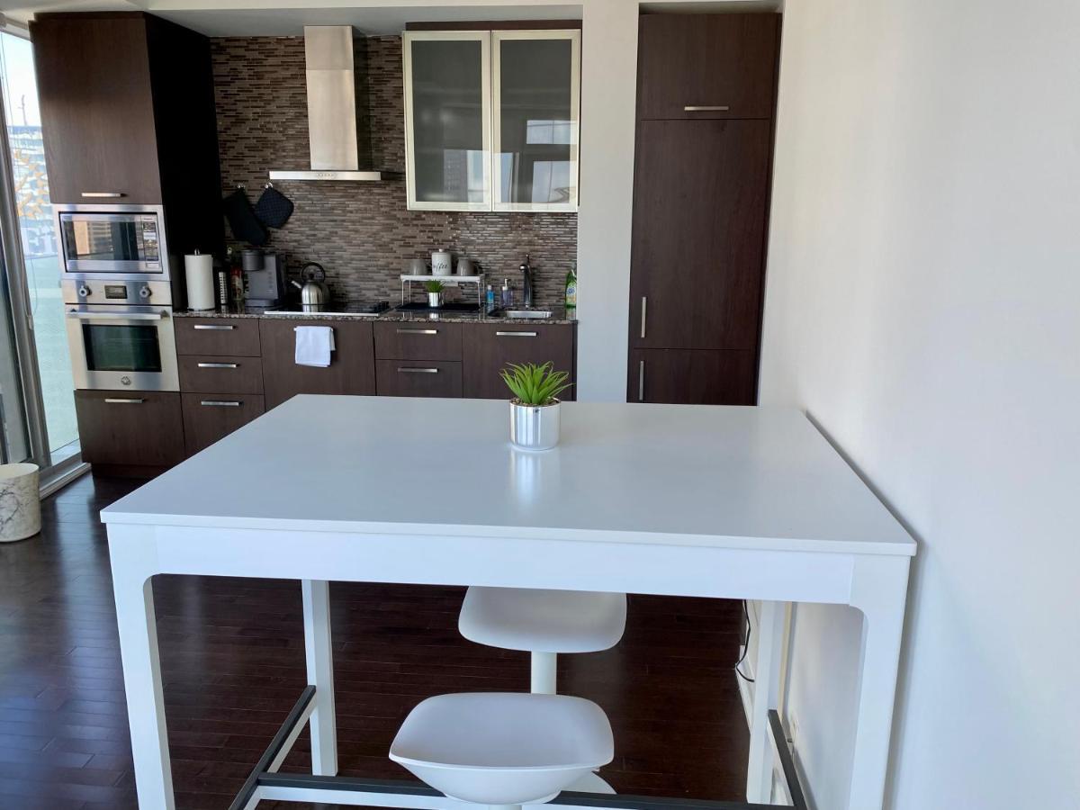 Entire 1 Bedroom + Den Downtown * Toronto