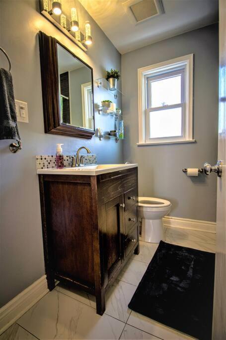 Charming Cozy Ravine Mins To Parks & Lake Entire House Toronto